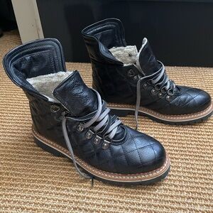 Quilted Black Winter Boots with Faux Fur Lining, Size 9
